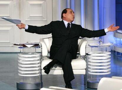 Silvio Berlusconi gesticula durante la grabación del programa televisivo <i>Porta a porta,</i> ayer en Roma.