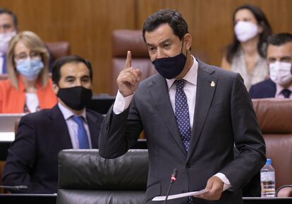 El presidente de la Junta de Andalucía, Juanma Moreno, durante su intervención en la sesión de control en el Pleno del Parlamento de Andalucía.