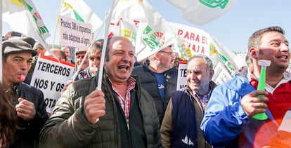 Algunos de los asistentes a la manifestación de agricultores y ganaderos convocada por las organizaciones COAG, Asaja y UPA, ayer en Madrid.