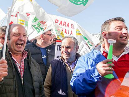 Algunos de los asistentes a la manifestación de agricultores y ganaderos convocada por las organizaciones COAG, Asaja y UPA, ayer en Madrid. 