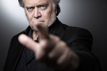 Steve Bannon, exhibiendo el dedo de hacer clic en la publicidad programática.