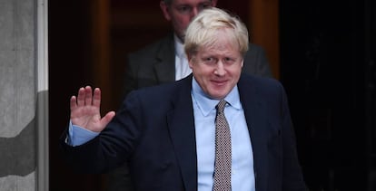 Boris Johnson na saída da residência oficial de Downing Street, nesta quinta-feira.