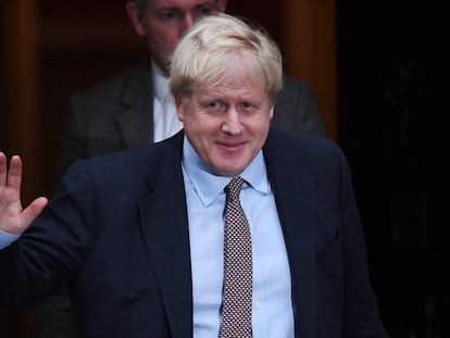 Boris Johnson na saída da residência oficial de Downing Street, nesta quinta-feira.