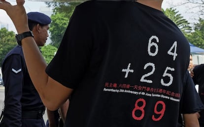 Manifestantes protestan ante la embajada china con motivo del 25 aniversario de la matanza de Tiananmen en Kuala Lumpur (Malasia), 4 de junio de 2014.