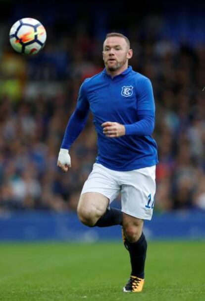 Wayne Rooney trata de controlar la pelota en el amistoso que el Everton disputó ante el Sevilla.