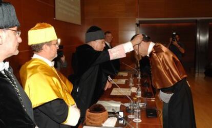 El rector de la Universidad Politécnica de Valencia, Juan Juliá, nombra doctor <i>honoris causa</i> al astronauta Michael López Alegría.