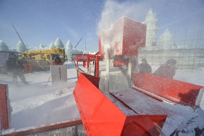 El parque ha invertido 3 millones de yuanes (390.000 euros) en el diseño y fabricación de esta máquina que utiliza cuatro sierras eléctricas para dar a los bloques de hielo la forma y el tamaño deseados de forma más rápida y precisa.