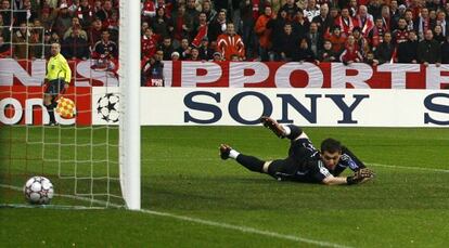 Casillas encaja en 2007 el tanto más rápido de la historia del torneo, obra de Makaay (10,1s), para el Bayern.