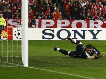 Casillas encaja en 2007 el tanto más rápido de la historia del torneo, obra de Makaay (10,1s), para el Bayern.