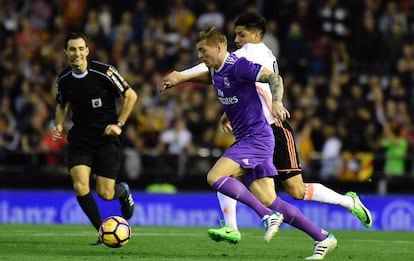 Toni Kroos y Enzo Pérez durante el partido.