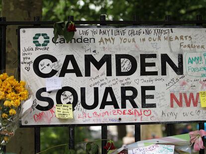 Flores y escritos en Camden Square.