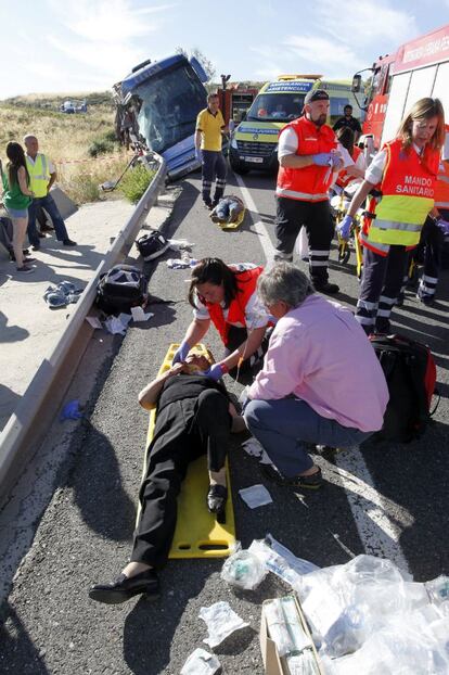 El conductor del autobús presentaba heridas leves. La zona en la que se ha producido el siniestro no presenta en principio ningún riesgo especial. No se descarta ninguna hipótesis.