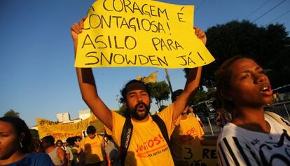 Manifestaci&oacute;n a favor de que Brasil acoja a Snowden, ayer en R&iacute;o.