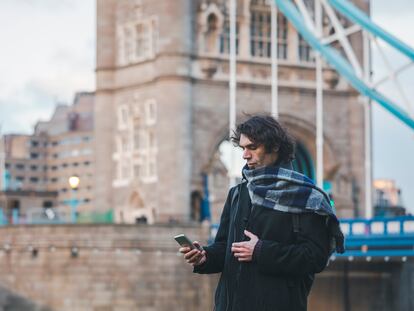 Usuario de telefonía móvil en Londres.