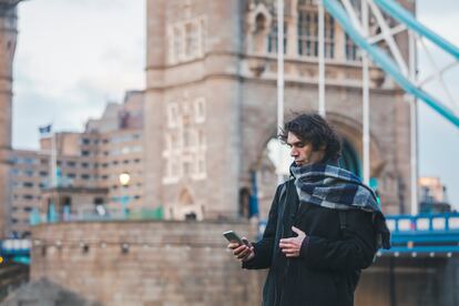 Usuario de telefonía móvil en Londres.