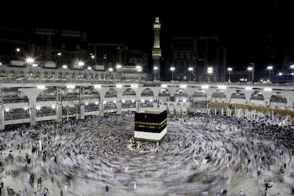 Peregrinos musulmanes rodean la Kaaba, la reliquia más sagrada del Islam, en la Gran Mezquita de La Meca.