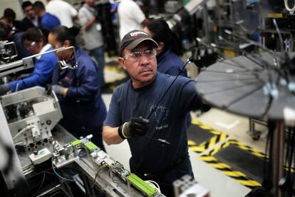 Un hombre labora en el interior de la fabrica Bosch en San Luis Potosí, México.