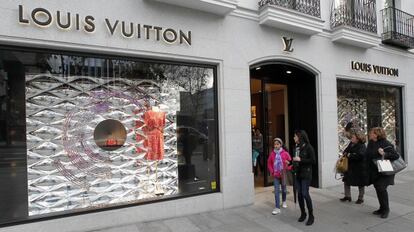 Fachada de la tienda de Louis Vuitton, ayer en Madrid.