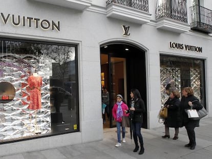 Fachada de la tienda de Louis Vuitton, ayer en Madrid.