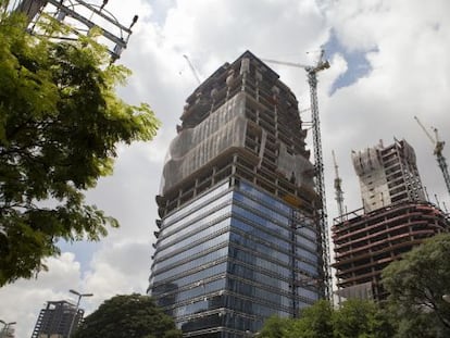 Construções de edifícios comerciais na cidade de São Paulo.