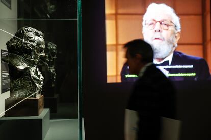 Una pantalla proyecta a Luis García Berlanga durante la exposición ‘Interior Berlanga’, en CaixaForum València..