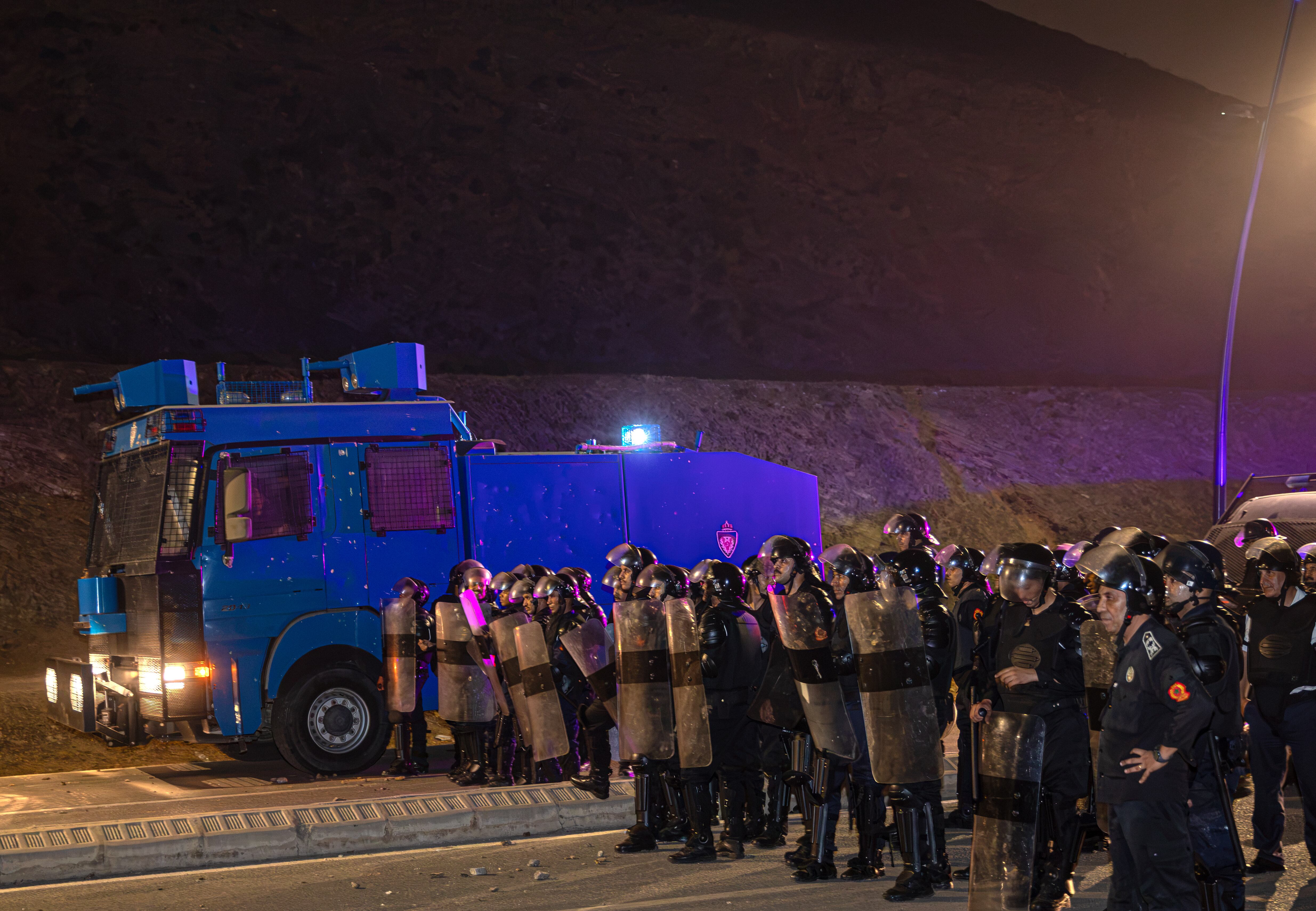 Despliegue policial marroquí en la frontera entre Castillejos y Ceuta en la madrugada del viernes.