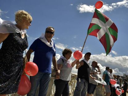 Cadena humana en el paseo de La Concha de San Sebastián convocada por Gure Esku Dago en favor del derecho a decidir del País Vasco.