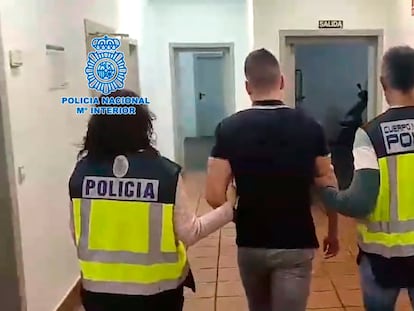 Agentes de la Policía trasladan a uno de los detenidos en la operación.