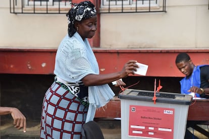 Una mujer deposita su voto para las elecciones presidenciales y legislativas celebradas en Liberia, las primeras desde 1943.