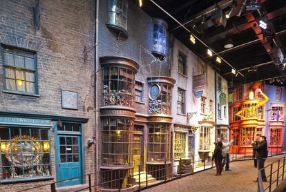 Seguidores de Harry Potter, el gran comedor, el despacho de Dumbledore, el callejón Diagon y la cabaña de Hagrid existen, y se pueden visitar. Basta con acudir a los estudios Warner Bross de Leavesden, cerca de Londres.