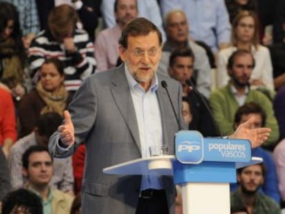 Rajoy se dirige a los asistentes al mitin del PP en Vitoria.