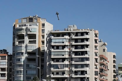 Un misil lanzado por el ejército de Israel a punto de impactar en un edificio en un barrio de Beirut, este martes.