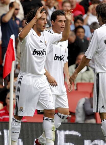 Parejo celebra su gol con Callejón e Higuaín.