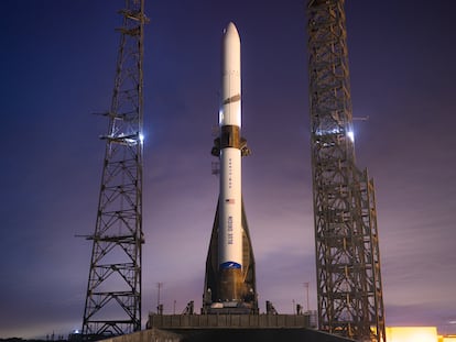 New Glenn, el nuevo cohete de Blue Origin, en su plataforma de lanzamiento del Centro de la Fuerza Espacial de Cabo Cañaveral (Florida, EE UU).
