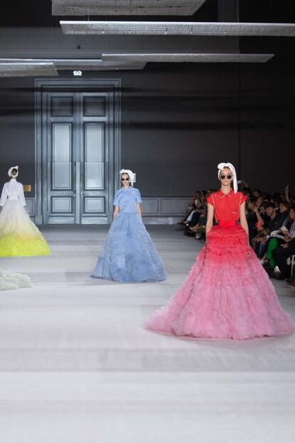 Giambattista Valli apuesta por la feminidad de rayas y flores