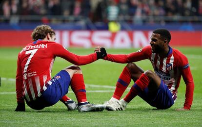 Antoine Griezmann celebra el gol conThomas Lemar.