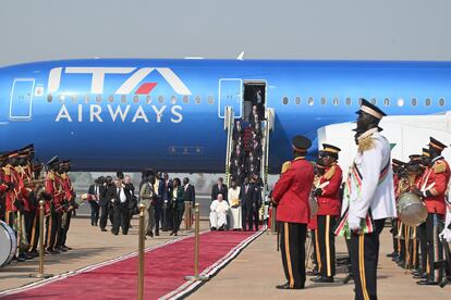 El Papa es recibido por el Presidente de Sudán del Sur, Salva Kiir, en su llegada a Juba, capital del país.