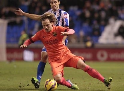 Jos&eacute; Rodr&iacute;guez encima a Rakitic.