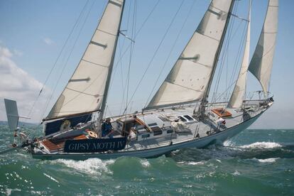 El 'Gipsy Moth IV', el barco con el que sir Francis Chichester dio la primera vuelta al mundo en solitario, navega de nuevo para celebrar el 50 aniversario de la gesta patroneado por su hijo.