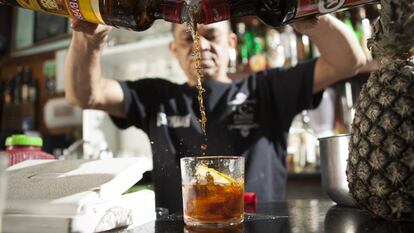 Fera, bartender há 28 anos, prepara um rabo de galo.