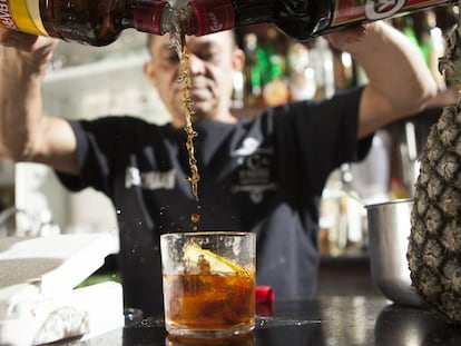 Fera, bartender há 28 anos, prepara um rabo de galo.