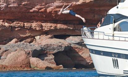 Michael Fassbender, salta desde un yate este miércoles en Formentera.