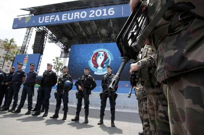 Soldados franceses, policía y gendarmes, en la fanzone instalada en Niza.