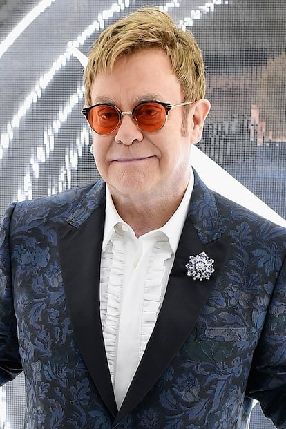 Elton John -


Apenas un puñado de conciertos separan al legendario músico del final de una carrera brillante, marcada en sus inicios por una superada adicción a las drogas, y que en los últimos años intentó utilizar como ejemplo –sin fortuna– para la situación de amigos como George Michael. “Intenté ayudarlo, pero no puedes ayudar a gente que no quiere ser ayudada. Eso lo aprendí como adicto y llevo 28 años limpio y sobrio. Cuando la gente me decía mientras consumía que no debía hacerlo me enfadaba y los echaba (…) A mí me llevó 16 años reconocer que necesitaba ayuda”, declaró en Channel 4 News. Y pese a lo que sostiene la leyenda popular, su himno Rocket Man no es una metáfora del abuso de sustancias.