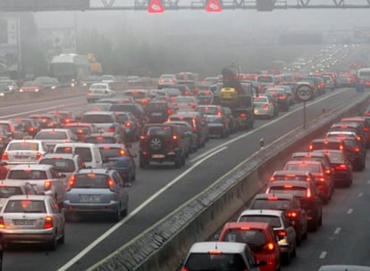 La lluvia y una decena de accidentes han colapsados las carreteras madrileñas
