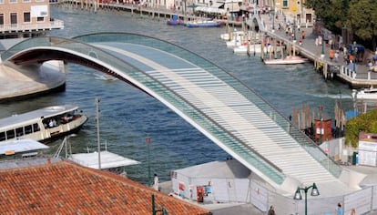 Puente dise&ntilde;ado por Calatrava en Venecia.