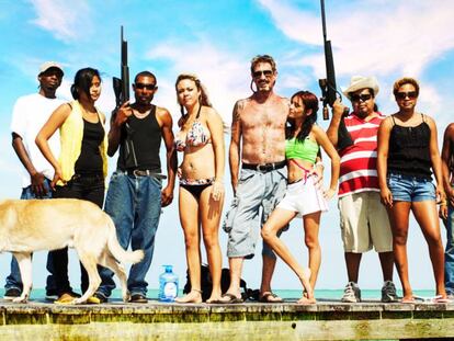 John McAfee (en el centro, sin camiseta) en la imagen promocional del documental sobre su vida disponible en Netflix.