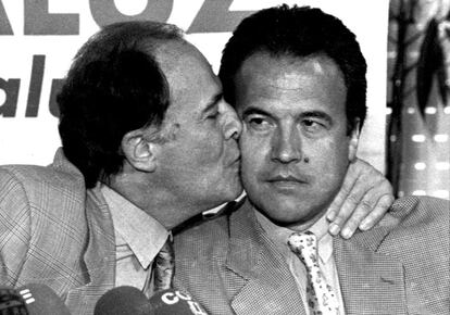 Arturo Moya, candidato de la coalición Poder Andaluz a la presidencia de la Junta de Andalucía en las elecciones de junio de 1994, besa a Pedro Pacheco, líder del Partido Andaluz de Progreso, una escisión del Partido Andalucista.