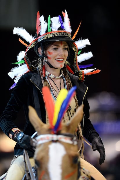 Carlota Casiraghi acudió a un concurso de hípica de Gucci disfrazada de india americana. La tradición de disfrazarse en esta competición fue creada por la diseñadora Frida Giannini, cabeza de la firma italiana —de la que Casiraghi es amiga e imagen— entre 2006 y 2014 .