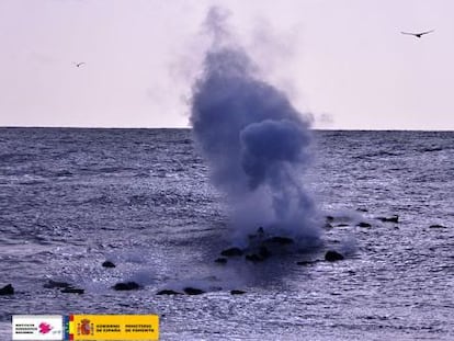 Emisi&oacute;n de piroclastos frente a La Restinga (El Hierro), en 2011.